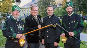 Von Bergmännern im traditionellen "Outfit" flankiert: Gestalter Prasch, Bürgermeister Hecher
