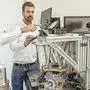 Clemens Rössler (links),  Quanten-Teamleiter bei Infineon Austria, und  Klemens Schüppert, Quanten-Testlabor Experte bei Infineon Austria  