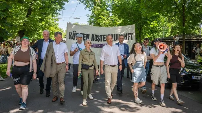Hochschschülerschaft und Rektoren führten den Demozug an