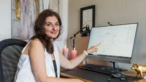 Melanie Berger aus Villach kann viel aus der Radix herauslesen, das ist ein kreisförmiges Diagramm, das die astrologisch relevanten Himmelskörper (Sonne, Mond, Planeten) und Tierkreiszeichen abbildet, exakt in dem Moment und an dem Ort, an dem ein Mensch geboren wurde