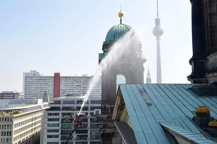 Diese Lösch-Übung der Feuerwehr wurde von vielen Passanten auch gleich zum Abkühlen genutzt.