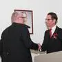 Bezirkshauptmann Bernhard Preiner (rechts) gelobte Matthäus Bachernegg zum Bürgermeister an