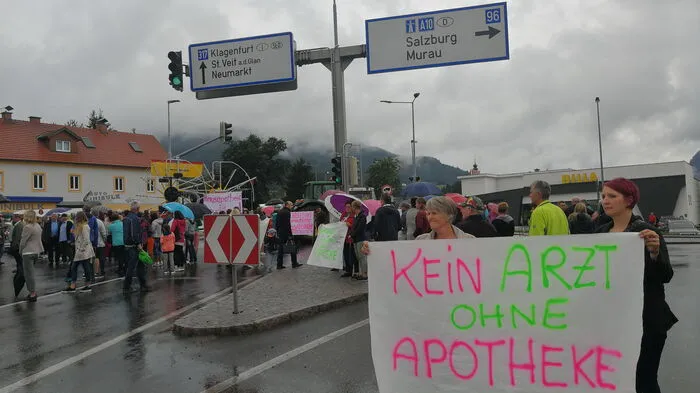 Rund 300 Personen demonstrierten am Freitag, dem 2. August, gegen die mögliche dauerhafte Schließung der Hausapotheke Scheifling - klicken Sie sich durch die Fotoserie.