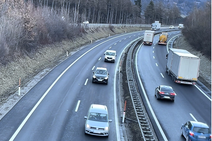 Die Autobahn (A9, Pyhrnautobahn) und die Bundesstraße (li.) in  Rottenmann