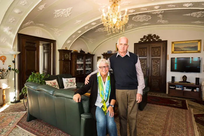 Evelin und Georg Schlamadinger im ehemaligen Speisezimmer. Das Ehepaar betreibt eine Landwirtschaft und Ferienwohnungen.