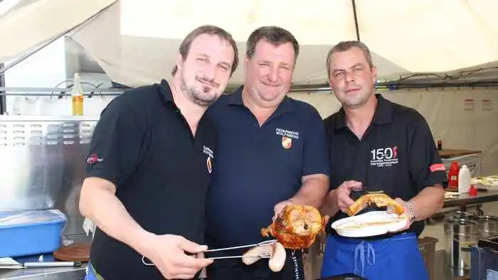 Nach einer ausgedehnten Party am Samstagabend freuten sich die Gäste am Sonntagvormittag auf die Köstlichkeiten des Küchenteams.