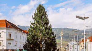 Seit Dienstag schmückt ein Christbaum wieder den Leobener Hauptplatz