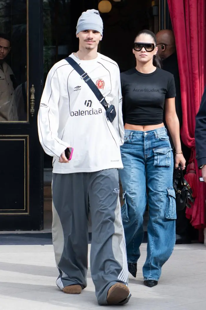 PFW - Beckham Family Leaving Paris Romeo Beckham and his girldfriend Kim Turnbull,with Beckham family leaving their hotel La Reserve, in Paris, France, on March 08, 2025, during Paris fashion week. Photo by Florian Poitout/ABACAPRESS.COM Paris France PUBLICATIONxNOTxINxFRAxUK Copyright: xPoitoutxFlorian/ABACAx