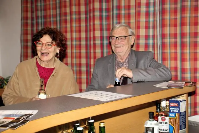 Anschließend nahmen Markus Kohlbacher, Kathrin Kohlbacher, Regina Langmann, Stephan Pabst, Eva Puster, Andreas Schmidt, Klaus Schmidt-Puffing und Katja Zwanzger unter der Regie von Ed. Hauswirth das Publikum mit auf eine Reise durch die letzten 25 Jahre des Gaststubentheaters Gößnitz