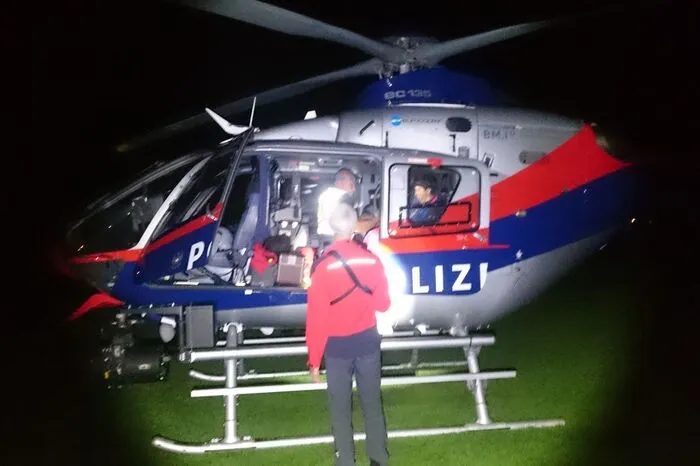 Piloten des Libelle-Polizeihubschraubers landeten im Finsteren auf einem winzigen Fleck, um ihn zu bergen. 