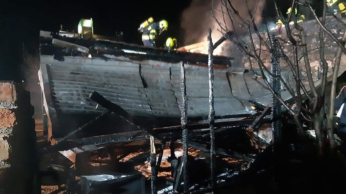 Ein Übergreifen der Flammen auf benachbarte Hütten konnte von den Feuerwehrleuten noch verhindert werden 