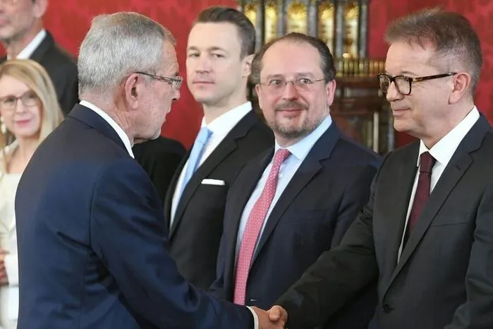 Am 7. Jänner 2020 wurde türkis-grüne Bundesregierung von Bundespräsident Alexander Van der Bellen angelobt. Rudolf Anschober wurde Gesundheits- und Sozialminister.