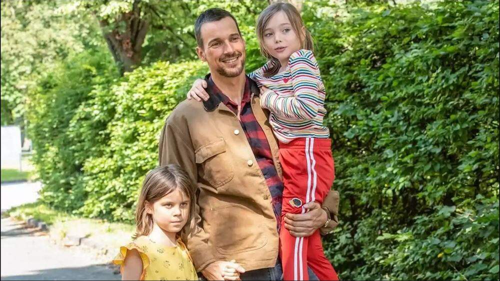 Florian David Fitz als Ben mit seinen Filmkindern, links Laurì als Lili/Oskar