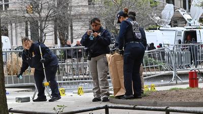  Die Polizei bezeichnete den Mann, der sich vor dem Gerichtsgebäude in Manhattan angezündet hatte, in dem der Prozess gegen Ex-Präsident Trump stattfindet, als „Verschwörungstheoretiker“
