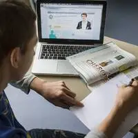 Laptop und Schulbuch gehören in den Klassen längst zusammen – doch das Lesen fällt vielen zunehmend schwer