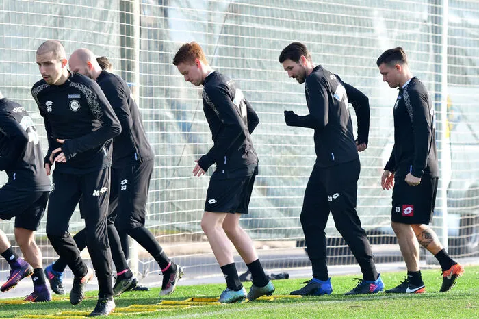 Mit im Training ist auch Neuzugang Martin Ovenstad - zwischen Fabian Koch und Kapitän Christian Schulz.