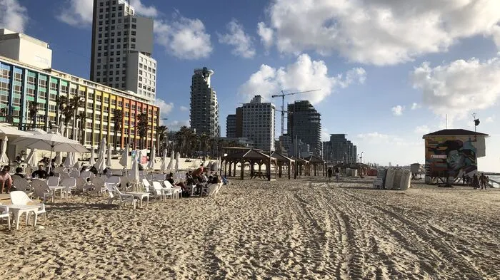 Die Strände von Tel Aviv sind lebhaft. Beinahe rund im die Uhr ist hier etwas los.