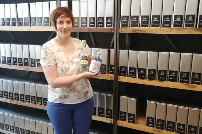 Bettina Eckhard vor ihrer "Gewürz-Wand" in "Eckhards Confiserie" 