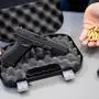 ABD0015_20240404 - WIEN - ÖSTERREICH: ++ THEMENBILD ++ Illustration zu den Themen Waffen / Waffenverkauf: Im Bild: Eine Pistole Glock 17 mit Munition, aufgenommen am Freitag, 29. März 2024, in einem Waffenfachhandelsgeschäft in Wien (gestellte Szene!). - FOTO: APA/GEORG HOCHMUTH