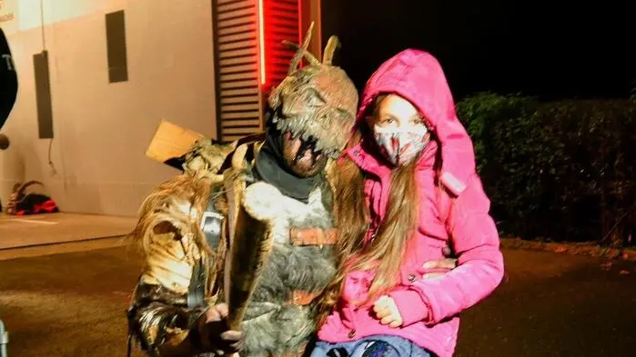 Die Feuerwehr Göss veranstaltete auch heuer ihren beliebten, kinderfreundlichen Krampuslauf, der zahlreiche Familien begeisterte. 
