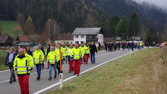 Rund 200 Personen versammelten sich am Donnerstagvormittag in Kapfenberg-Stegg, um auf der L 111 gegen die geplante Deponie zu demonstrieren.