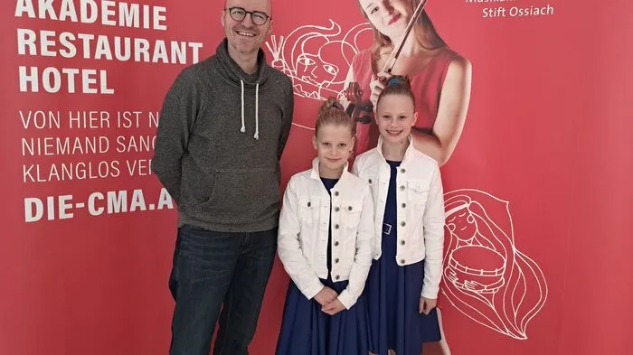 Marie und Sophie Warmuth mit Lehrer Oliver Grüske von der Musikschule Lieser- Maltatal 