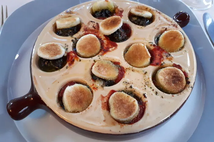 Das „Les Grottes“ in Azay-le-Rideau ist ein Restaurant in einem Felsen. Escargots, Schnecken, werden dort traditionell französisch zubereitet.