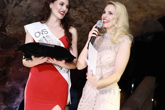 Miss Styria 2018 Justine Bullner brachte die Krone und Silvia Schneider verkündete die Siegerin ...
