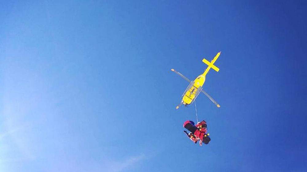 ÖAMTC-Hubschraubercrew holte die Schwerverletzte vom Berg (Sujetbild)