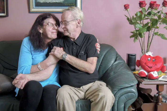 Hilde, 63-jährige Pensionistin aus der Steiermark, lebte die ersten 60 Jahre als Mann und hieß Arnold. Seit zwei Jahren ist Arnold eine Frau und heißt Hilde. Ihre Ehe ging in die Brüche, auch eine weitere Beziehung hielt nicht lange. Doch jetzt ist Hilde verliebt und lebt jetzt mit Robert zusammen. „Er ist sehr zärtlich und verwöhnt mich“. Sie richten gemeinsam im Waldviertel ein Haus ein. Robert über Hilde: „sie ist eine ehrliche, einfache, ganz normale liebe Frau“ und Hilde über Robert: “er nimmt mich so, wie ich bin“. Zum ersten Mal in ihrem Leben fühlt sich Hilde „angekommen zu sein“.