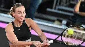 Anastasia Potapowa mit einem eher unüblichen Tennis-Oberteil