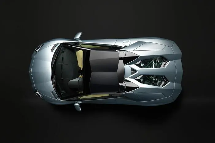 Worauf kommt es bei einem Supersportwagen vor allem an? Richtig, auf den Motor. Vor allem, wenn es so ein Prachtbursche ist wie der V12 des Lamborghini Aventador Roadster. Und da es sich beim Roadster um die offene Version handelt, wäre es doch schön, wenn auch der Antrieb etwas mehr im Freien liegt, oder? Dann ist die transparente Motorabdeckung genau das richtige. Falls man für die Ausgabe in Höhe von 5400 Euro noch einen weiteren Grund braucht: Eine leichte Gewichtsreduzierung ist im Preis inbegriffen.