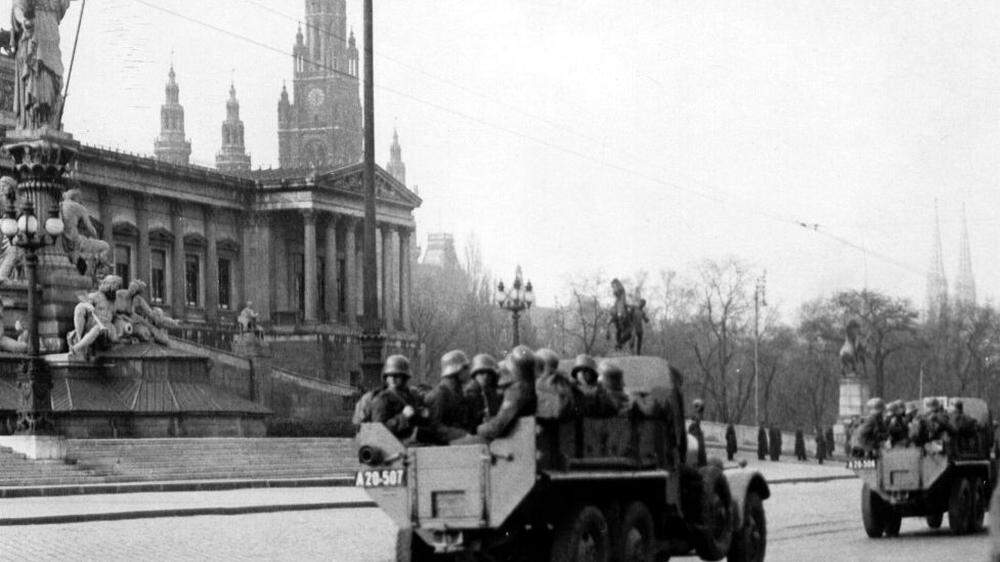 15. März 1933: Militär vor dem Parlament in Wien. Über die Ringstraße fahren gepanzerten Wagen mit Soldate