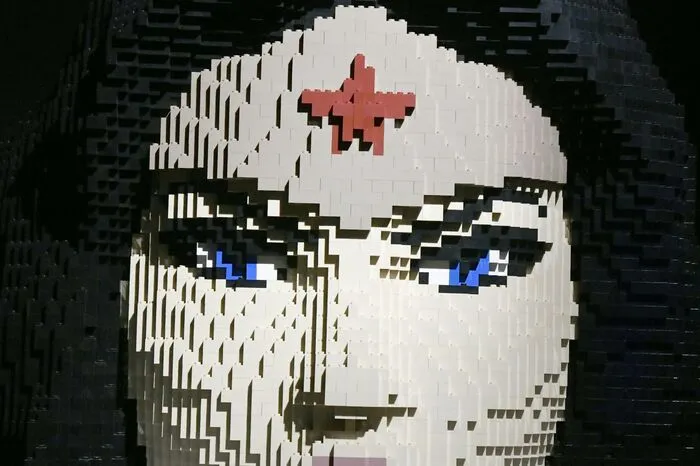 Wonder Woman. Insgesamt wurden für die Schau 2,5 Millionen Legosteine verbaut. 