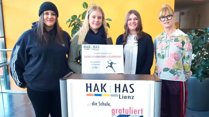 Jana Schöllhorn, Sabrina Mitterer, Ramona Oberbichler, Betreuerin Margret Wolfinger (nicht im Bild: Corina Wiedenhofer)
