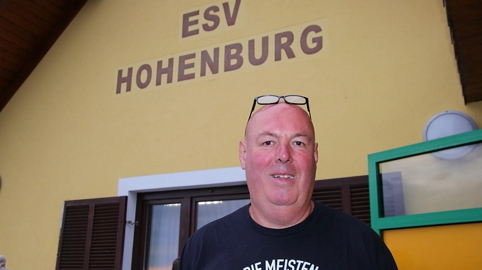Um der Familie in dieser schwierigen, auch finanziell sehr belastenden Situation zu helfen, organisierte Daniels „Leih-Opa“ Gerald Bauer ein Benefiz-Stocksportturnier.