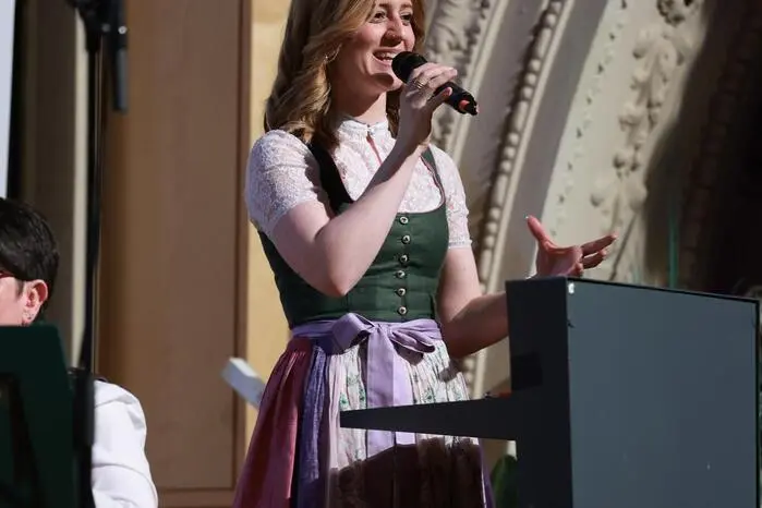 Barbara Zechner führte als Moderatorin mit viel Gespür für Musik und Charme durch den Abend und verband die musikalischen Beiträge mit passenden Worten und unterhaltsamen Übergängen.