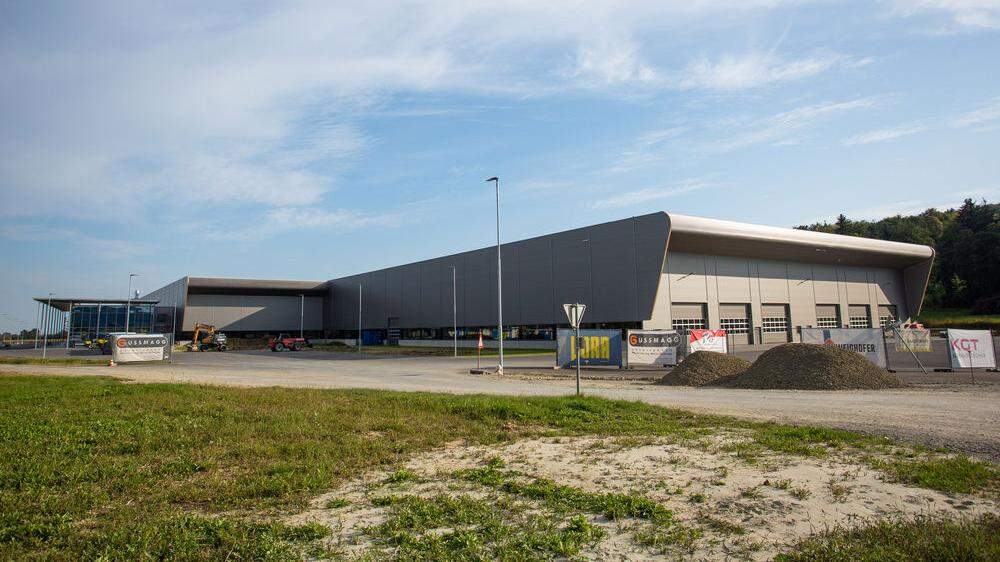 Die neue Egger-Halle in Gersdorf ist rund 25.000 Quadratmeter groß 