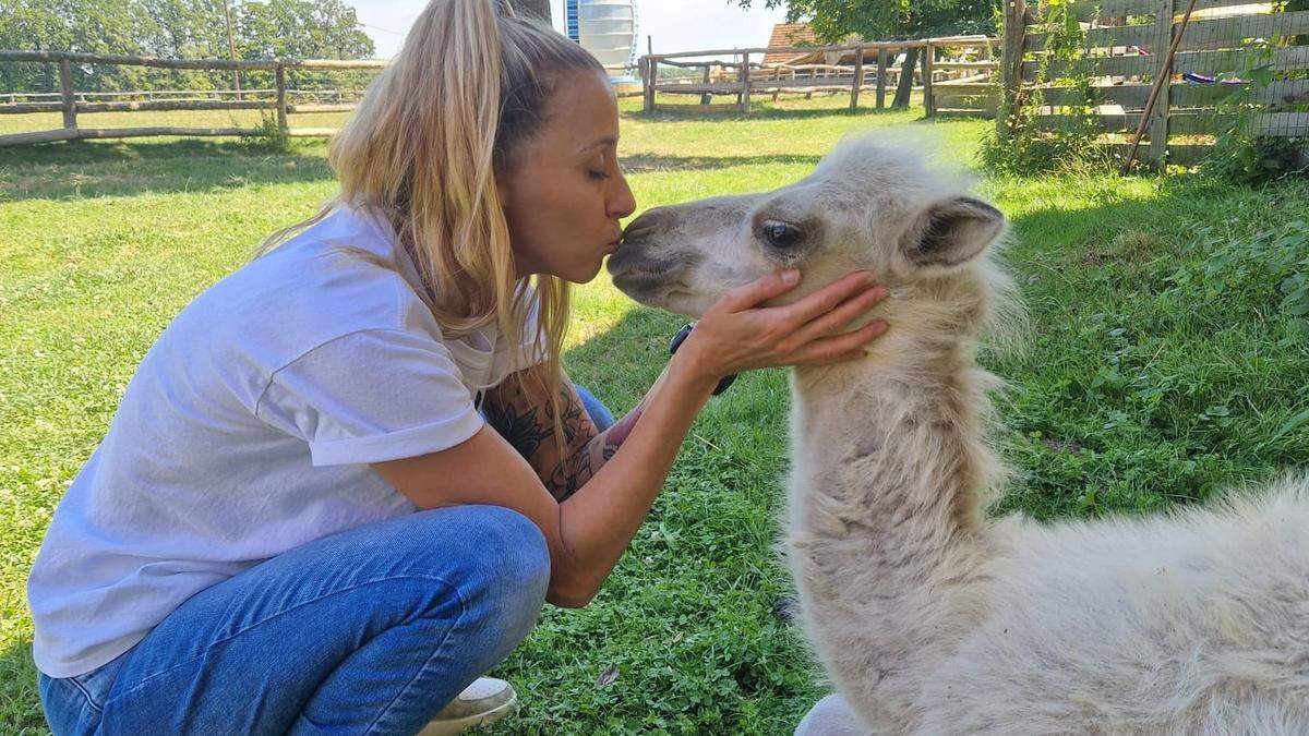 Manuela Hermann mit dem weißen Kamelfohlen Sarab 