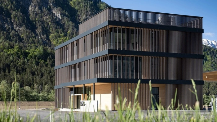 Holzbaupreis - Vertikal, Bürogebäude SteinfeldBauherrschaft: Brüder Theurl GmbHPlanung: ATP architekten ingenieure, InnsbruckTragwerksplanung: ATP architekten ingenieure, InnsbruckAusführung: Holzbau Tschabitscher GmbH Urteil der Jury:Wer, wenn nicht ein Holzbauunternehmen, ist prädestiniert, die Erweiterung des eigenen Firmensitzes zum Vorzeigeprojekt für die Leistungsfähigkeit zeitgemäßer Holzarchitektur zu machen. Dieses dreigeschoßige Bürogebäude am Eingang zum Betriebsareal bildet in seiner Stringenz von Struktur, Konstruktion und geradliniger, fast strenger Anmutung einen funktionalen wie repräsentativen Ankunftsbereich.