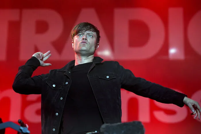Mit einem routinierten Auftritt hat die schwedische Rockband Mando Diao den Abend am Wiener Donauinselfest auf der Hauptbühne, die am Freitag von Ö3 bespielt wurde, beschlossen.