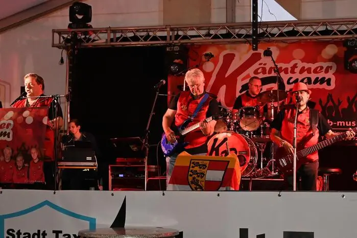 Für beste Abendunterhaltung und Tanzstimmung sorgten

„Die Kärntner Buam“, die mit ihrer Musik das Publikum begeisterten und für eine fröhliche Atmosphäre sorgten.

