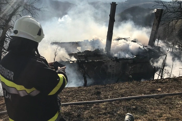 Für die Feuerwehren war es ebenfalls ein schwieriger Einsatz, da Wasser aus sechs Kilometer Entfernung über einen schmalen Weg herantransportiert werden musste.