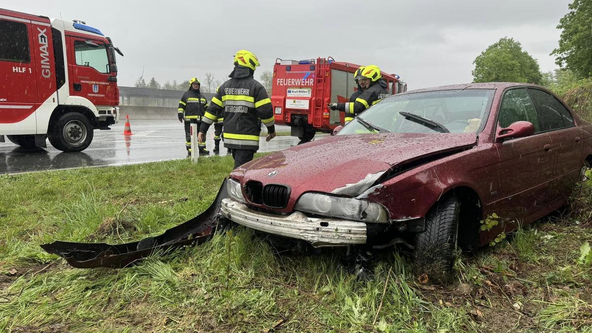 Dienstagfrüh kam ein Pkw von der A2 ab, der Lenker erlitt Verletzungen unbestimmten Grades