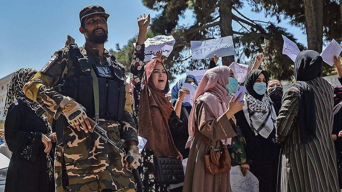 Der Taliban-Herrschaft zum Trotz wagen sich immer wieder mutige Frauen in Afghanistan auf die Straßen, um zu protestieren