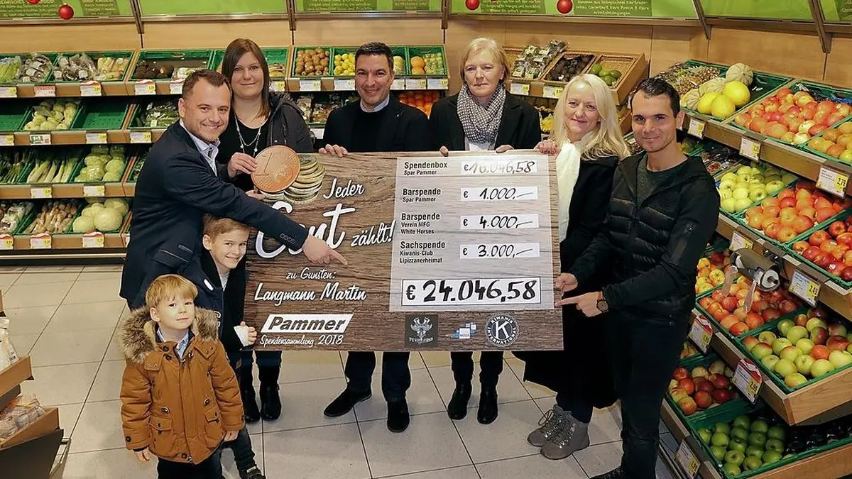 Simon und Matteo Pammer, Michael Pammer (Spar Pammer), Sabrina Langmann, Markus Gruber (Präsident Kiwanis Club Lipizzanerheimat), Frieda Langmann, Roswitha Scherz (Hohenburgerhof / MFG The White Horses) und Daniel Müller alias Daniel Düsenflitz (von links)