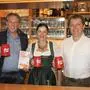 Große Freude über die begehrte Auszeichnung zum "Wirtshausführer Bierwirt des Jahres 2023": Alfred Thaler von Stiegl mit den neuen Kärntner Bierwirten Heike und Alexander Skorianz.