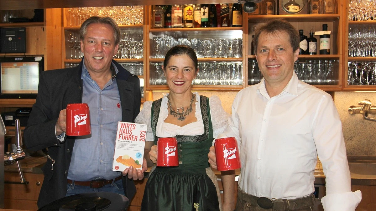Große Freude über die begehrte Auszeichnung zum "Wirtshausführer Bierwirt des Jahres 2023": Alfred Thaler von Stiegl mit den neuen Kärntner Bierwirten Heike und Alexander Skorianz.