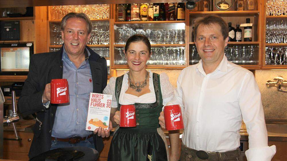 Große Freude über die begehrte Auszeichnung zum &quot;Wirtshausführer Bierwirt des Jahres 2023&quot;: Alfred Thaler von Stiegl mit den neuen Kärntner Bierwirten Heike und Alexander Skorianz.