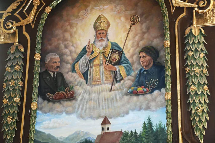 Auch am Altarbild der Kirche ein St. Wolfgang ist der alte Brauch des Stelzenversteigerns verewigt.